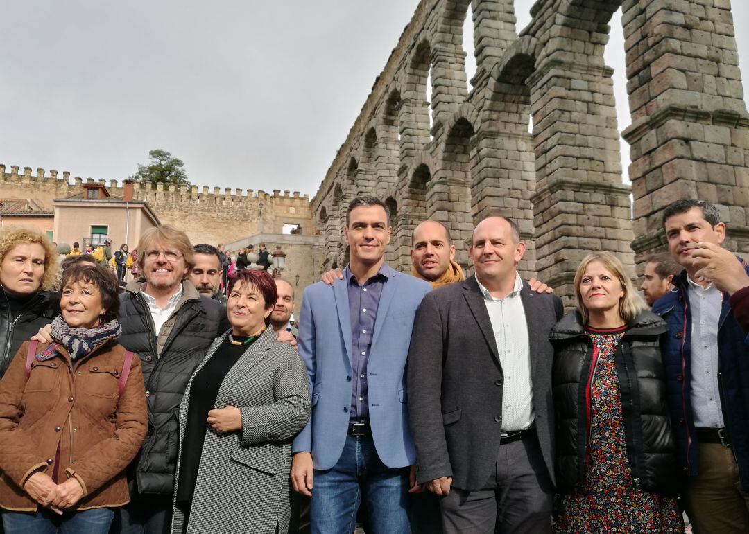 El presidente Pedro Sánchez junto a los candidatos de su partido al Congreso y al Senado a los pies del Acueducto 