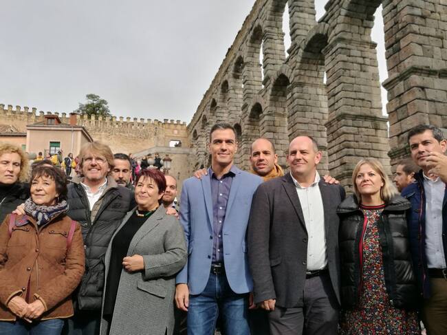 El presidente Pedro Sánchez junto a los candidatos de su partido al Congreso y al Senado a los pies del Acueducto