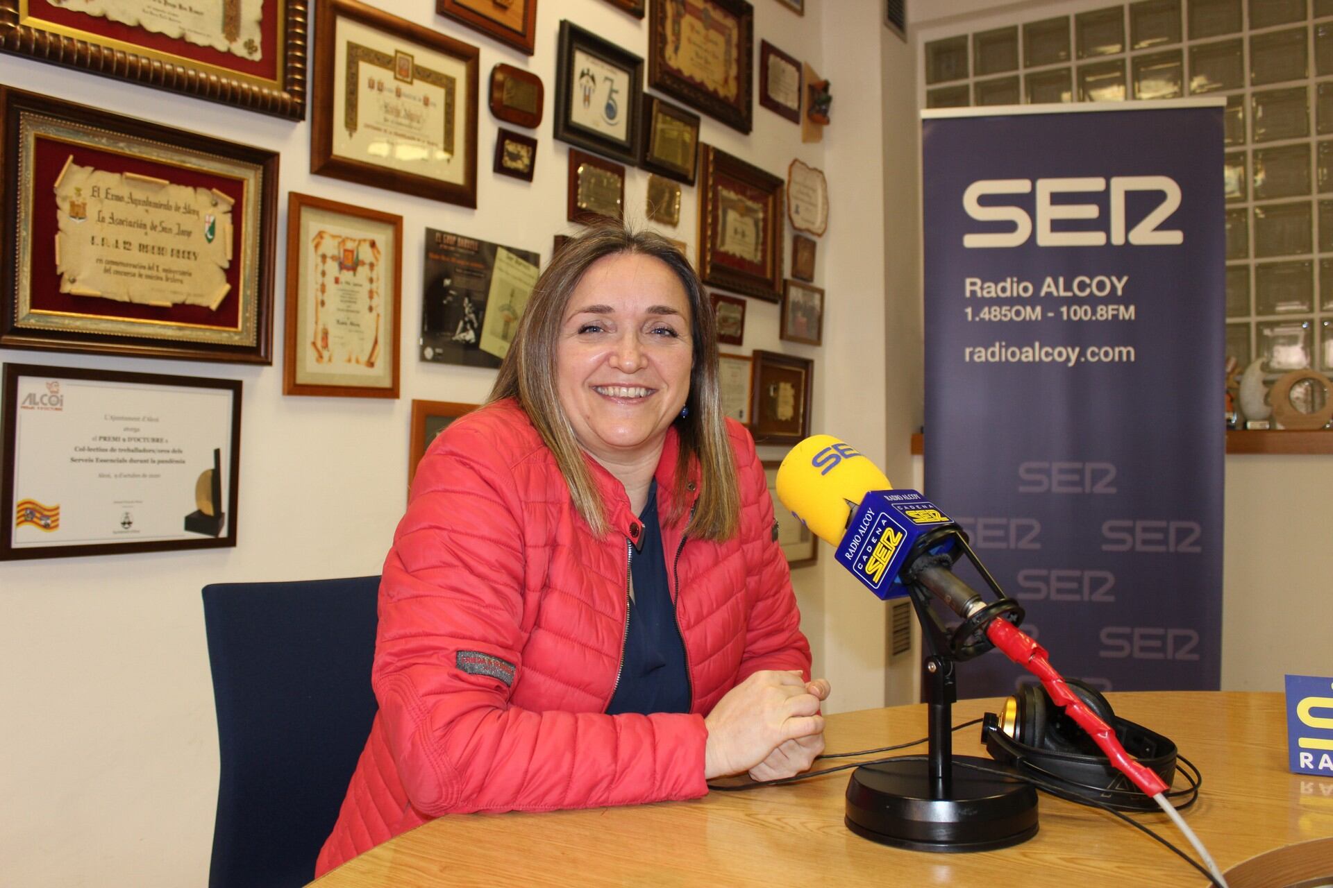 Carmina Doménech, directora del Conservatori Elemental de Dansa d&#039;Alcoi, ha estat en &#039;Tragaluz&#039; per presentar la gala solidària de dansa.