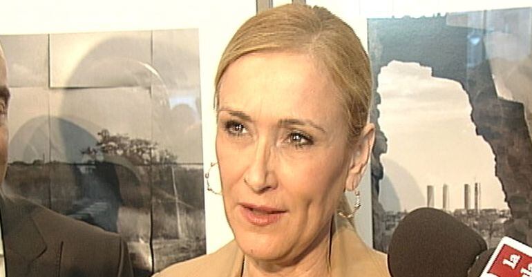 La presidenta regional y responsable de la Gestora del PP en Madrid atendiendo a los medios de comunicación en Alcobendas