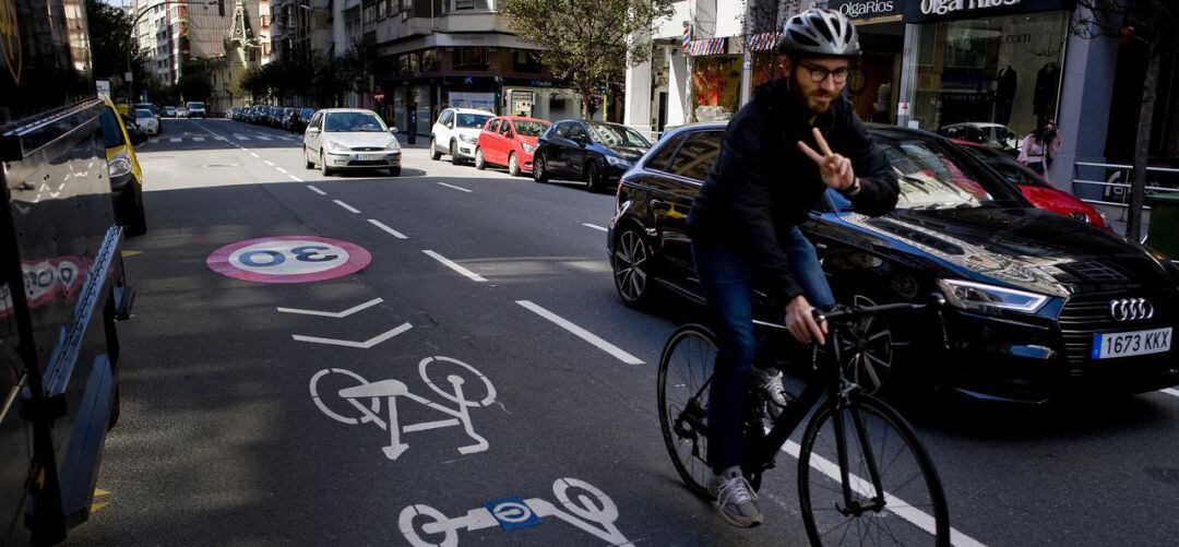 Usuario conduce bicicleta por carril señalizado