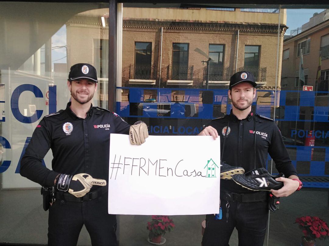 Policías de servicio colaborando en el vídeo de la FFRM