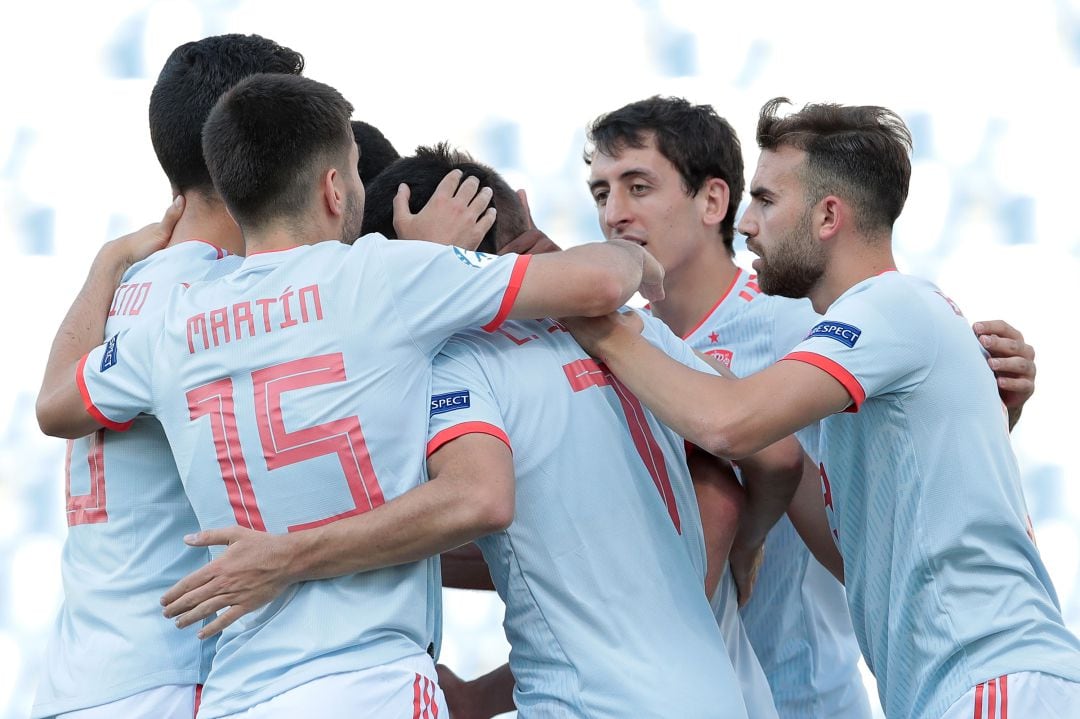 La selección española sub 21 celebra la victoria ante Bélgica