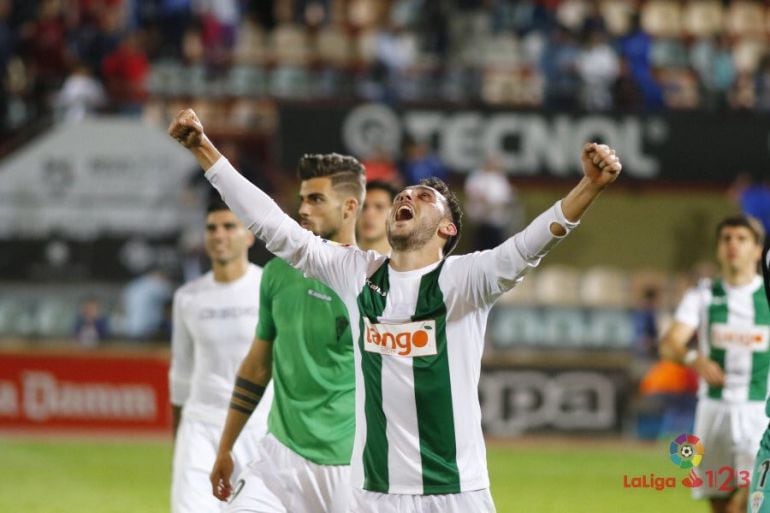 Aguza celebra un triunfo del equipo