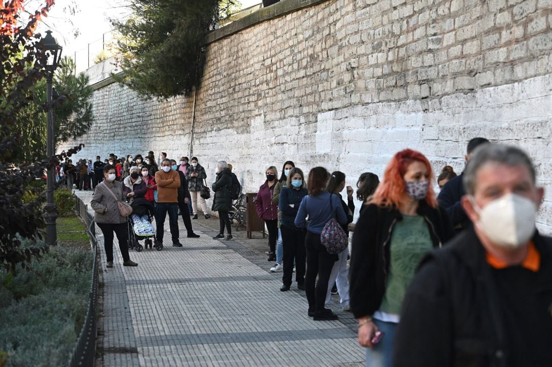 Varias personas esperan para realizarse un test serológico en Torrejón de Ardoz, Madrid