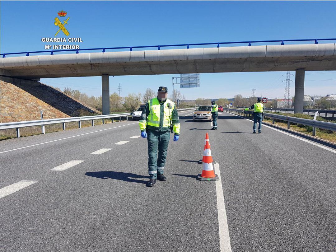 Los agentes de la Guardia Civil detuvieron a la mujer tras un accidente