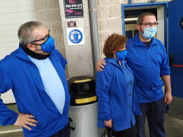 El president del comitè d'empresa, a l'esquerra, és l'artífex de la loteria a la fàbrica.