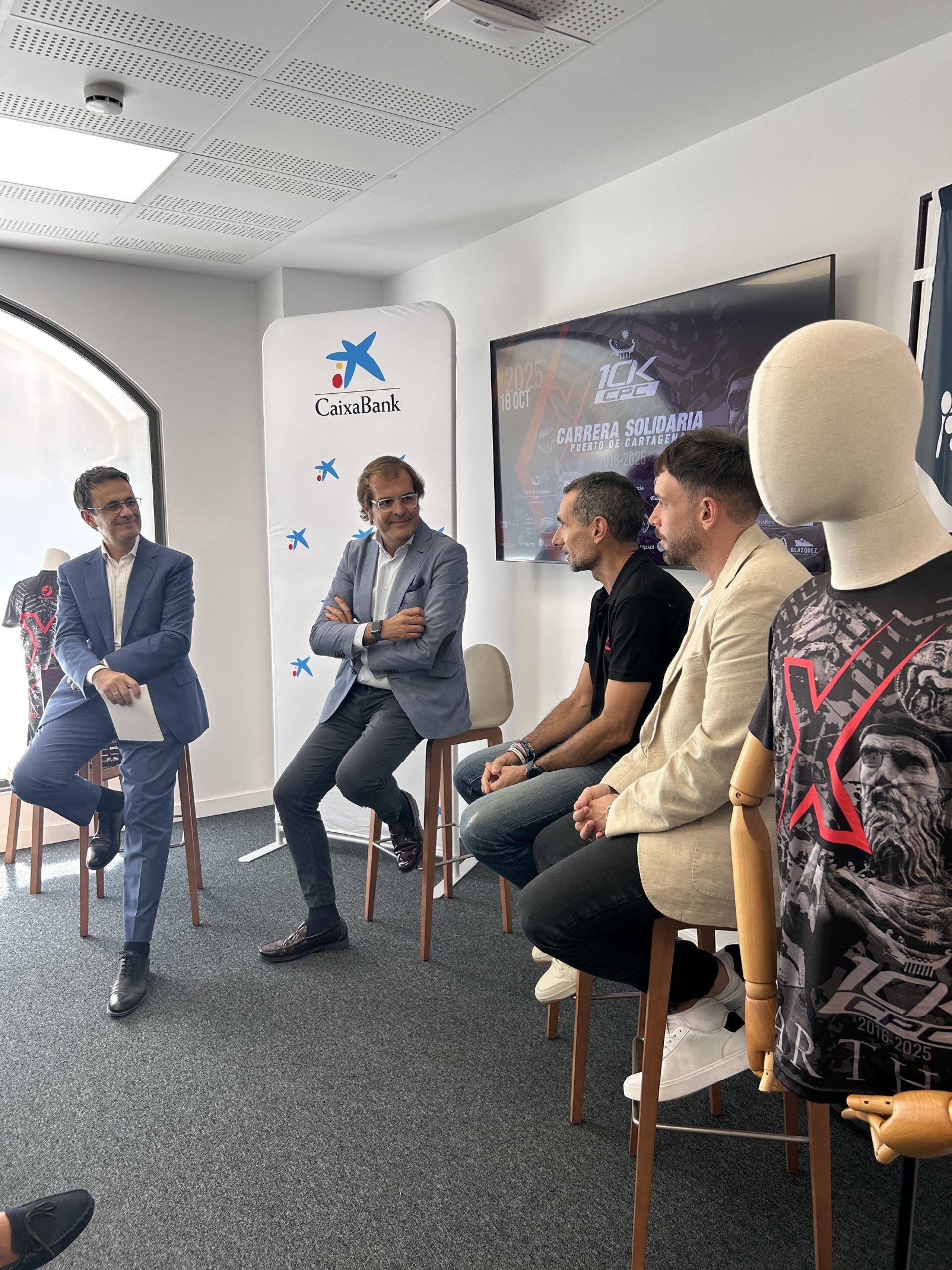 El presidente de la APC, Pedro Pablo Hernández, presenta la carrera 10K en la Store Premier Cartagena de CaixaBank