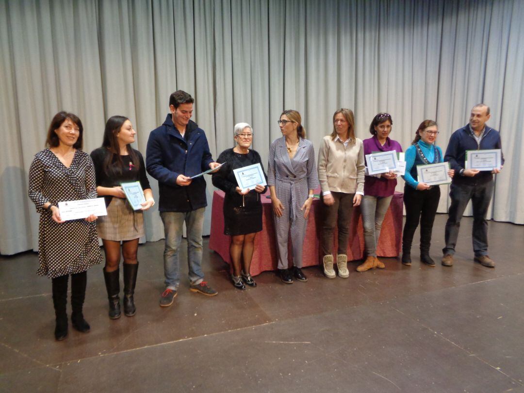 Los premiados posan con la alcaldesa y la concejal de Juventud