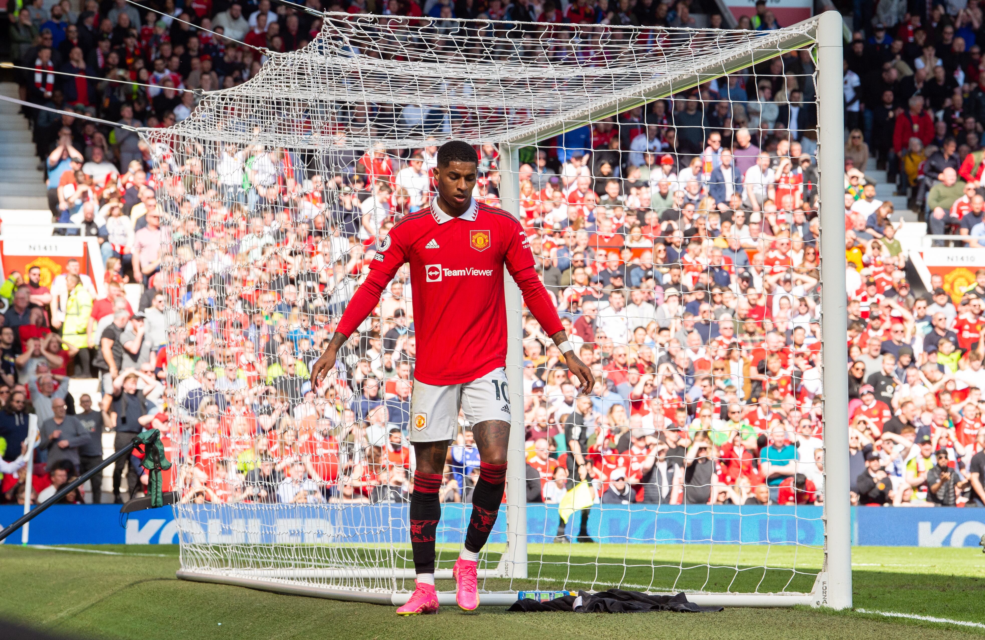 Rashford marchándose del campo lesionado