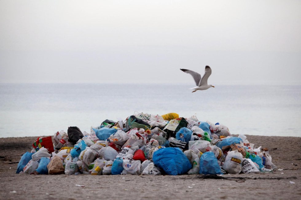 Una playa llena de basura en una imagen de recurso.