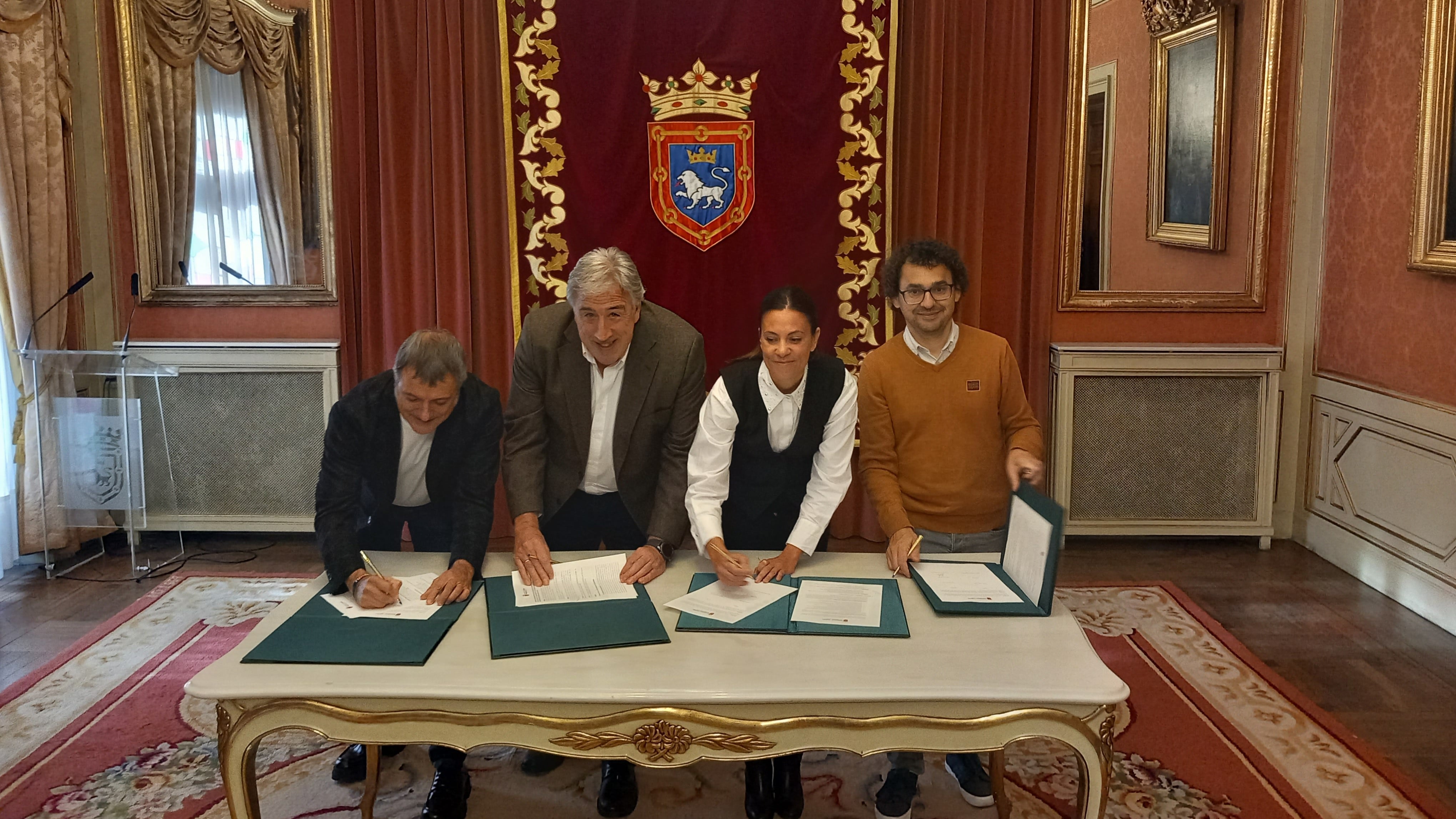 Mikel Armendáriz (Geroa Bai), Joseba Asirón (EH Bildu), Marina Curiel (PSN), y Txema Mauleón (Contigo-Zurekin), firman el acuerdo para los Presupuestos de Pamplona de 2025