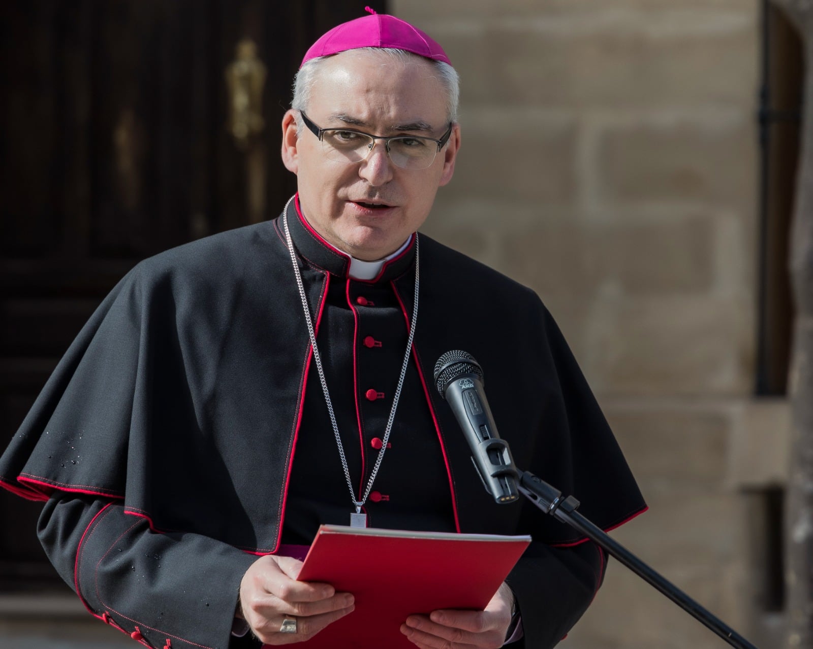 El obispo de Jaén, Sebastián Chico Martínez, durante la bendición del monumento a la Semana Santa de Úbeda