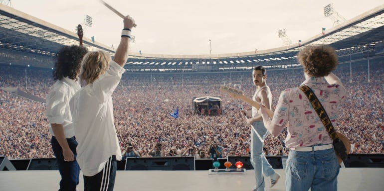 Rami Malek intepretando a Freddie Mercury en el concierto de Wembley