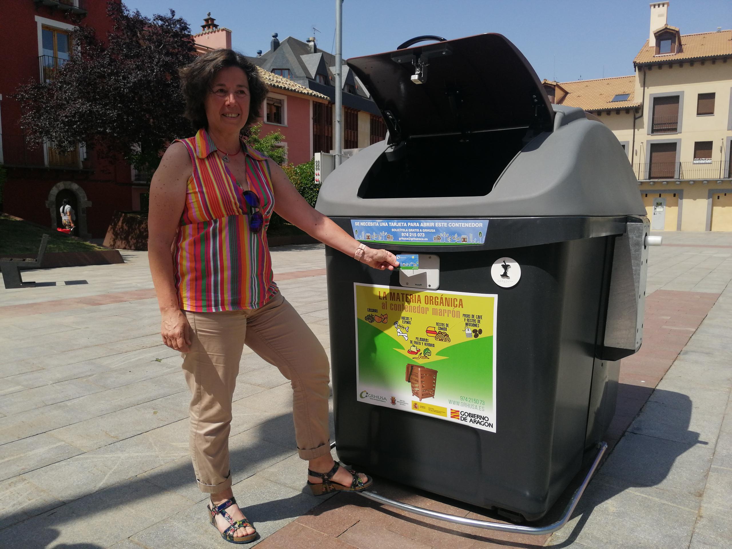 La gerente de Grhusa, Teresa Viu, en uno de los contenedores de materia orgánica en Jaca
