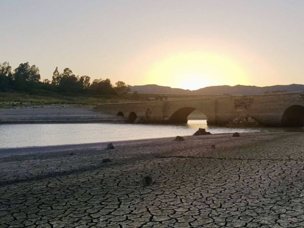 Realizan obras de emergencia para adecuar la presa de Charco Redondo en Los Barrios