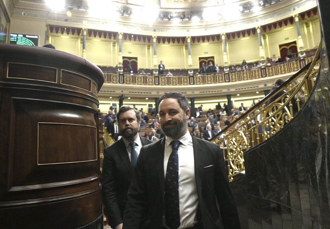 El presidente de VOX, Santiago Abascal (dech) y el portavoz de VOX en el Congreso, Iván Espinosa de los Monteros (izq), salen del hemiciclo del Congreso.