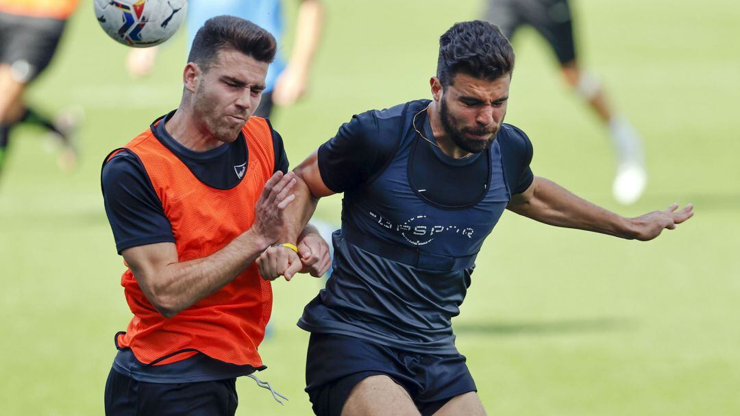 Alexander González despeja un balón en el entrenamiento del jueves