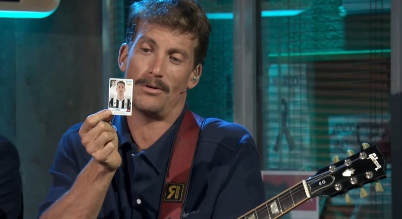 Grison sostiene el cromo de Pedro Alcalá