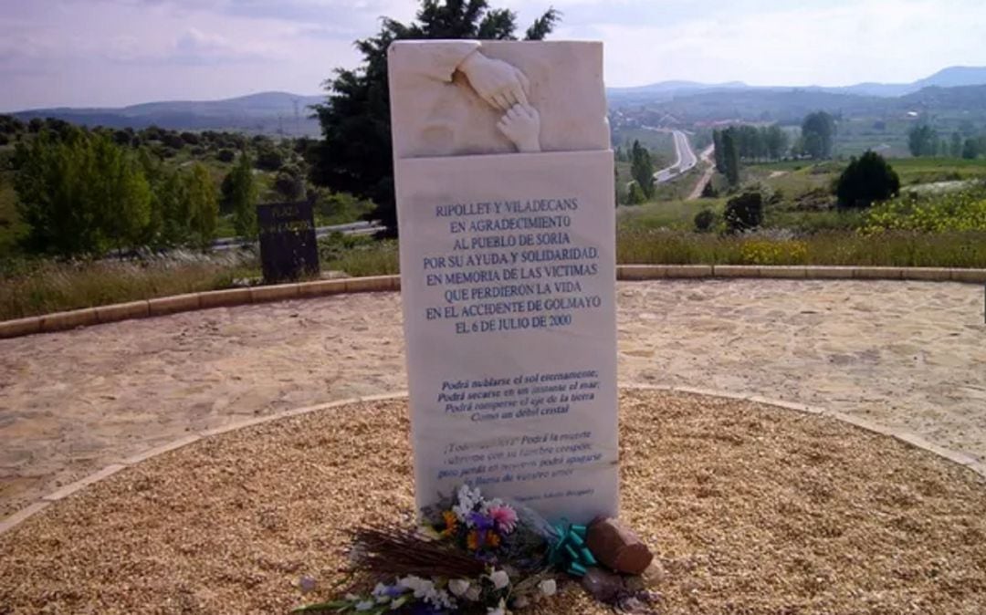 Monolito erigido en Golmayo en recuerdo a las víctimas del accidente y agradecimiento al pueblo de Soria