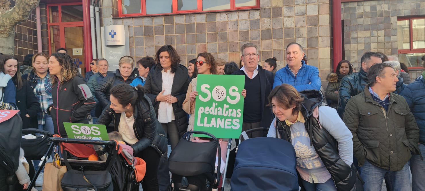 En la concentración han participado varios representantes de partidos políticos, como la portavoz del PP en la Junta General, Beatriz Polledo (en el centro de la imagen).