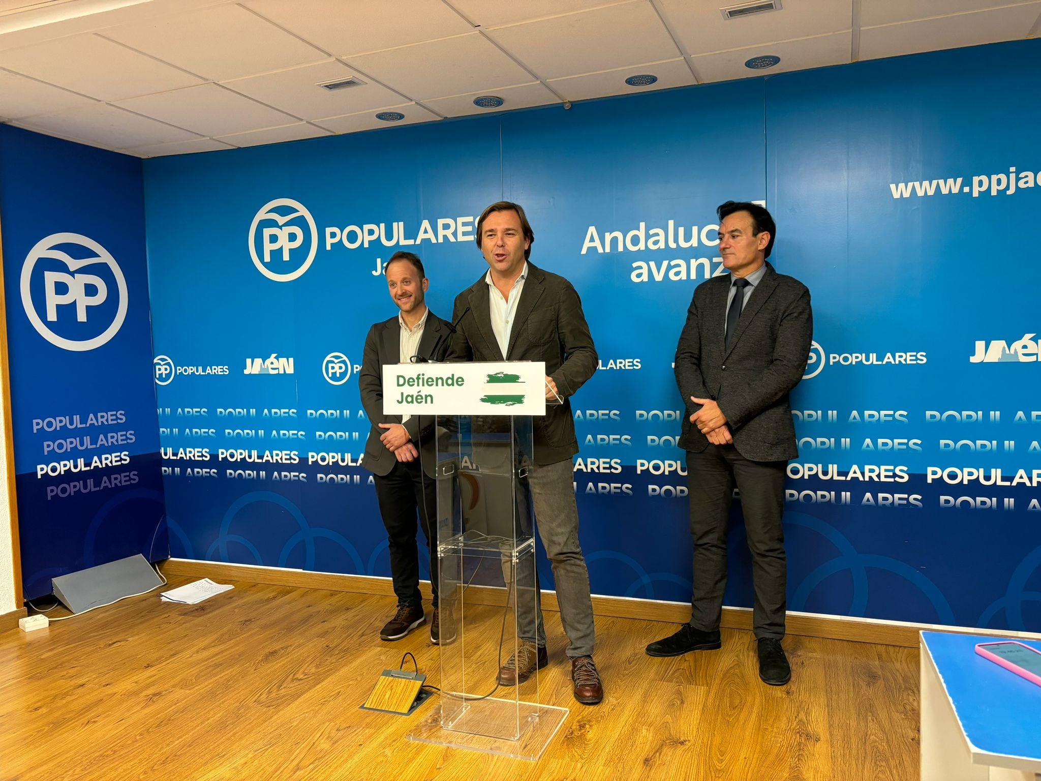 El secretario general del PP de Andalucía, Antonio Repullo, con Erik Domíngez, presidente del PP de Jaén y Agustín González, alcalde de la capital.