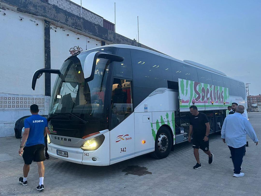 La plantilla antes de subirse al autocar que le llevó a Ferrol