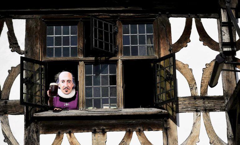 Las caretas con la cara de Shakespeare se expanden su ciudad natal, Stratford-Upon-Avon, como forma de homenaje. 