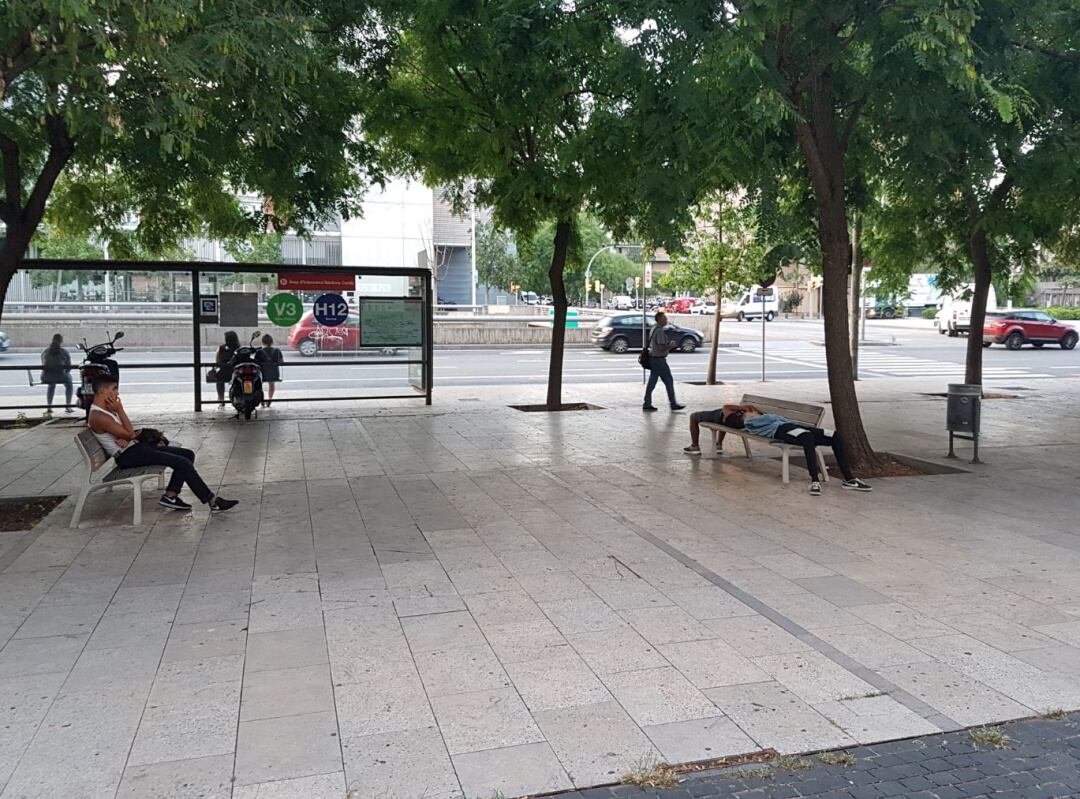 Imatge d&#039;arxiu. Joves immigrants davant la Ciutat de la Justícia de l&#039;Hospitalet.