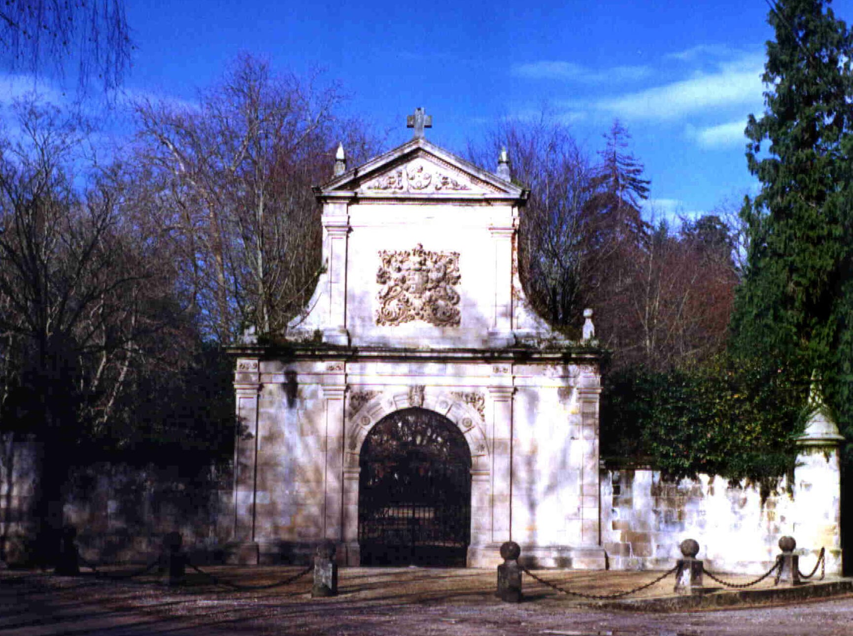 Portalada que da acceso a los Jardines Históricos de Puente San Miguel, propiedad de la familia Sanz de Sautuola Botín.