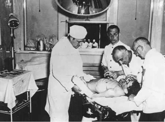Varios médicos nazis experimentan clínicamente con un judío