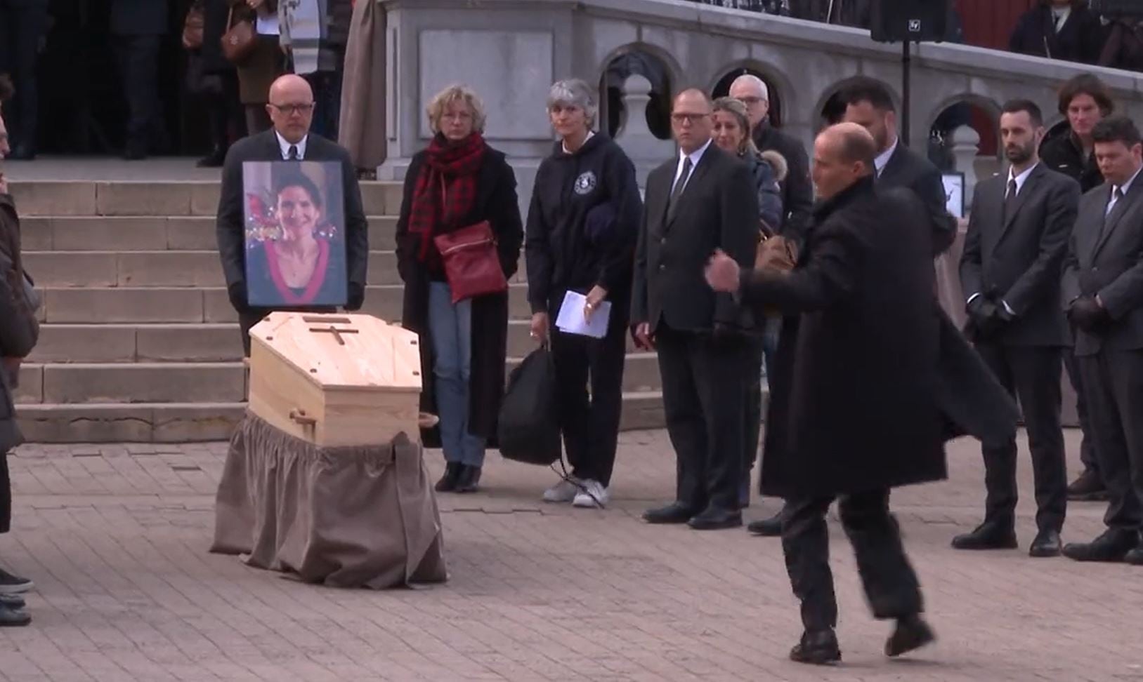 El marido de la profesora asesinada por un alumno en Francia le dedica su último baile juntos durante el funeral.