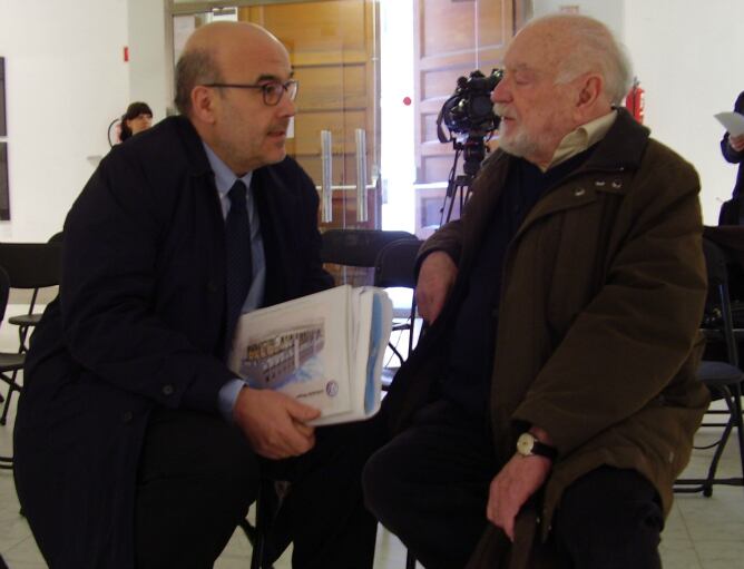 El fotógrafo y editor Mario Muchnik (d) charla con Juan González-Posada, director de Museos y Exposiciones de la Fundación de Cultura de Valladolid (i)