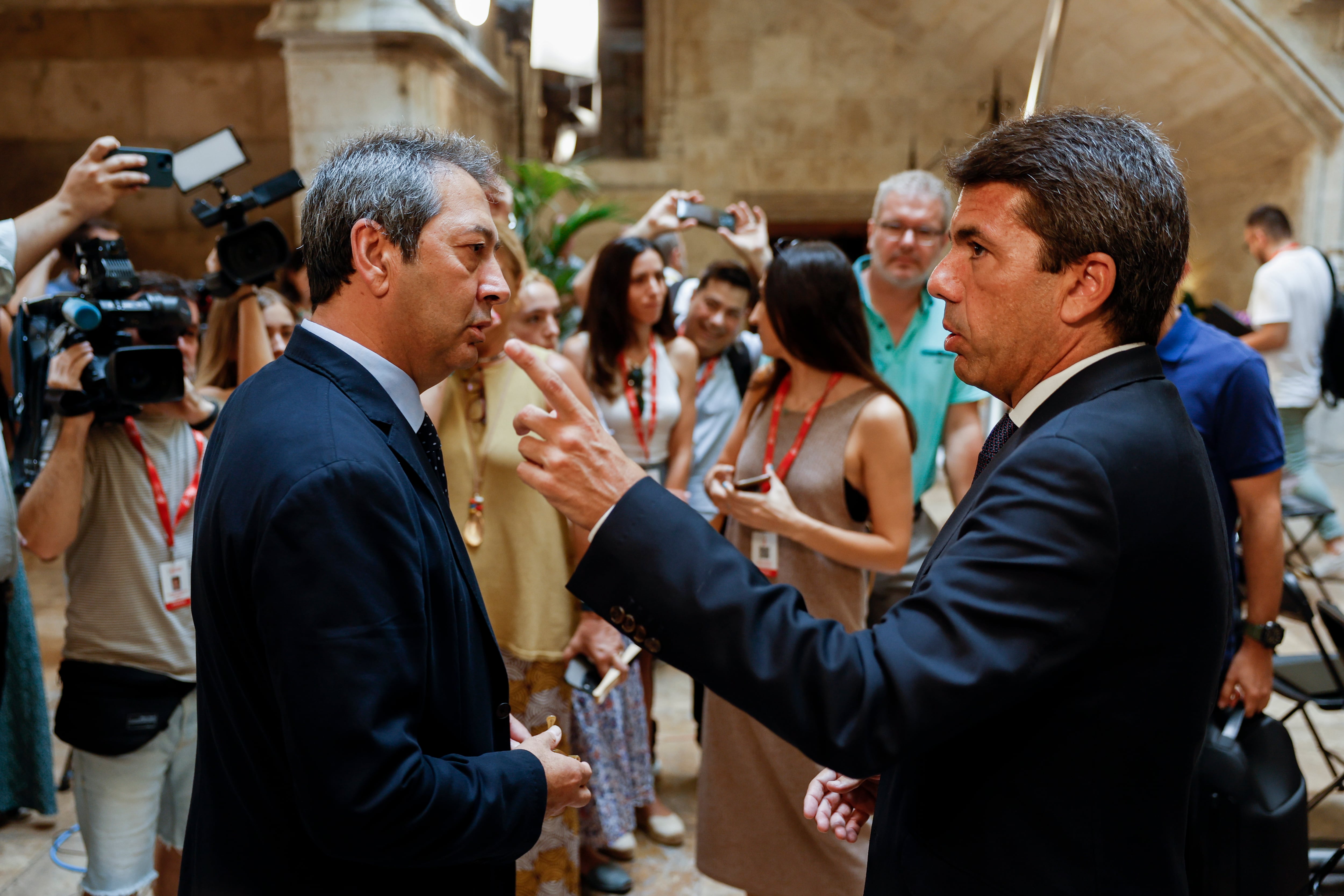 El president de la Generalitat, Carlos Mazón, conversa con el nuevo vicepresidente primero y conseller de Cultura y Deporte, Vicente Barrera Simó, el pasado 19 de julio.