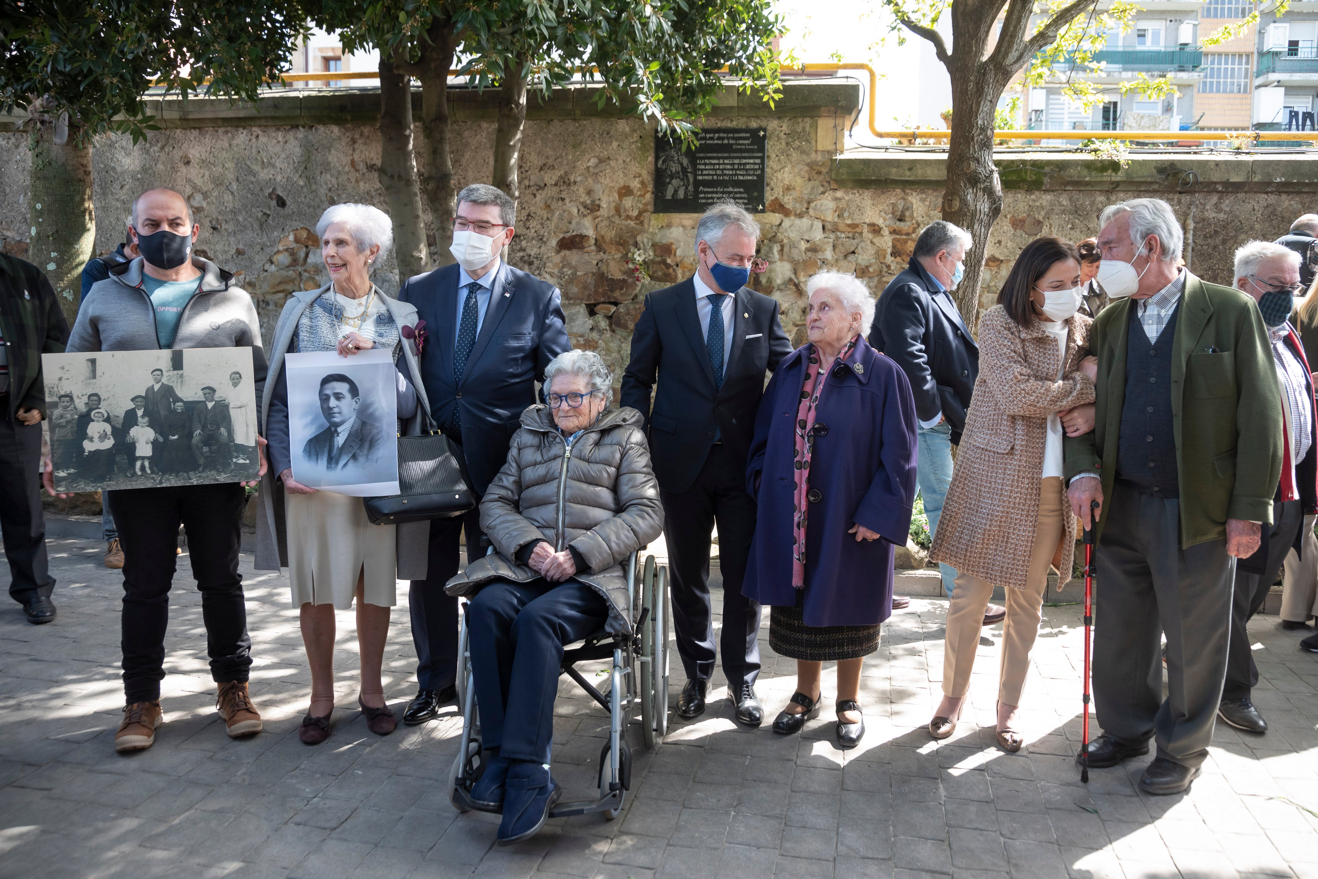 El Lehendakari Iñigo Urkullu, el alcalde de Bilbao ,Juan Mari Aburto y la consejera de Igualdad, Justicia y Políticas Sociales, Beatriz Artolazabal, junto con familiares de víctimas del franquismo