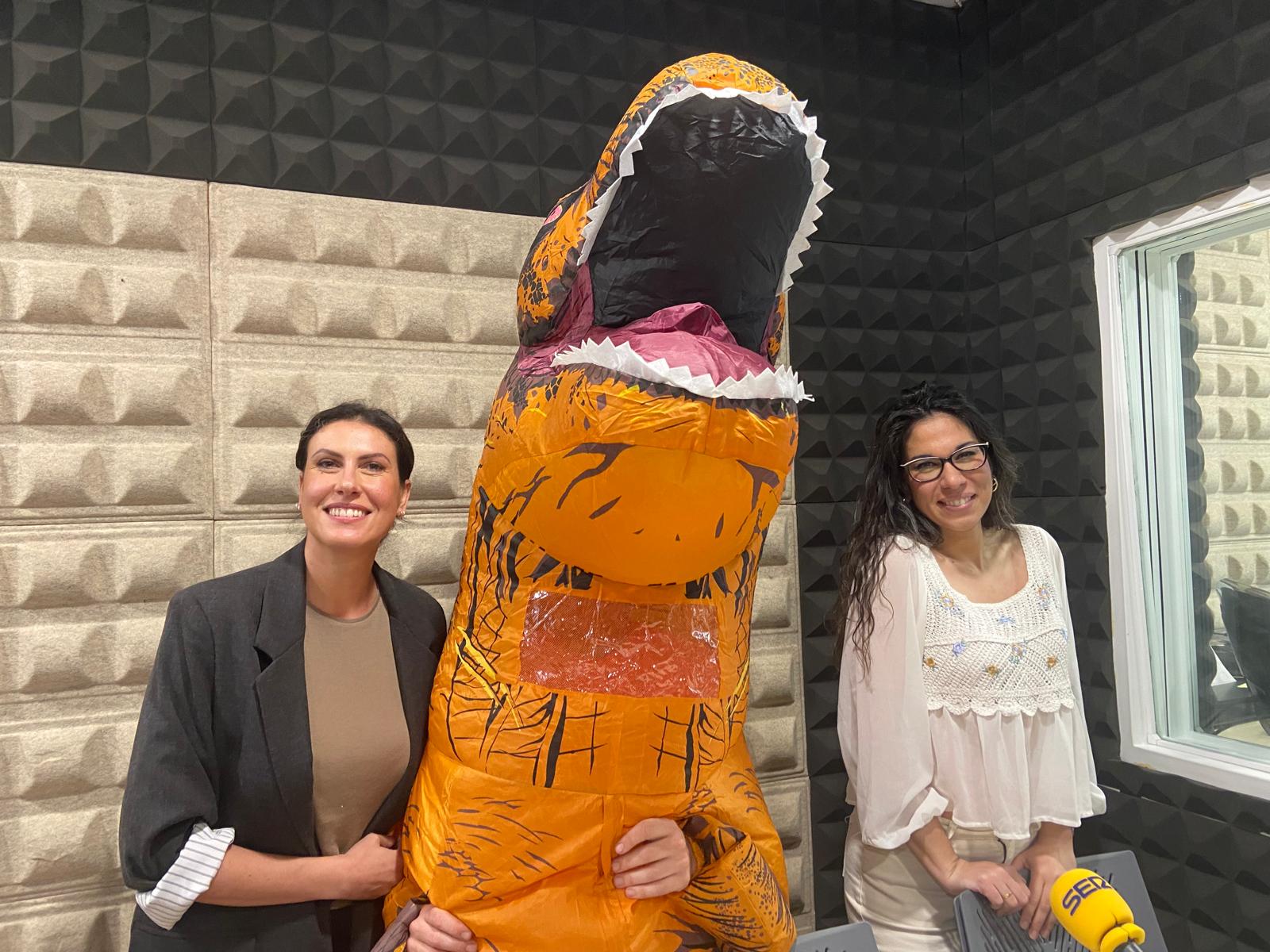 Maite Lineros (gestora de DXT 10, Piecito (mascota del Summer Camp) y Coral López (presentadora de Hoy por Hoy Morón)