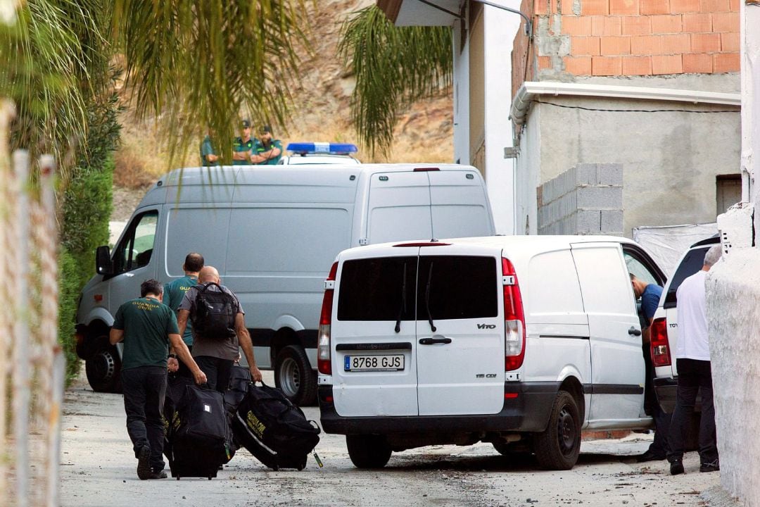 Agentes de la Guardia Civil registran, por segundo día consecutivo, la vivienda del joven S.R.G, pareja sentimental de Dana Leonte