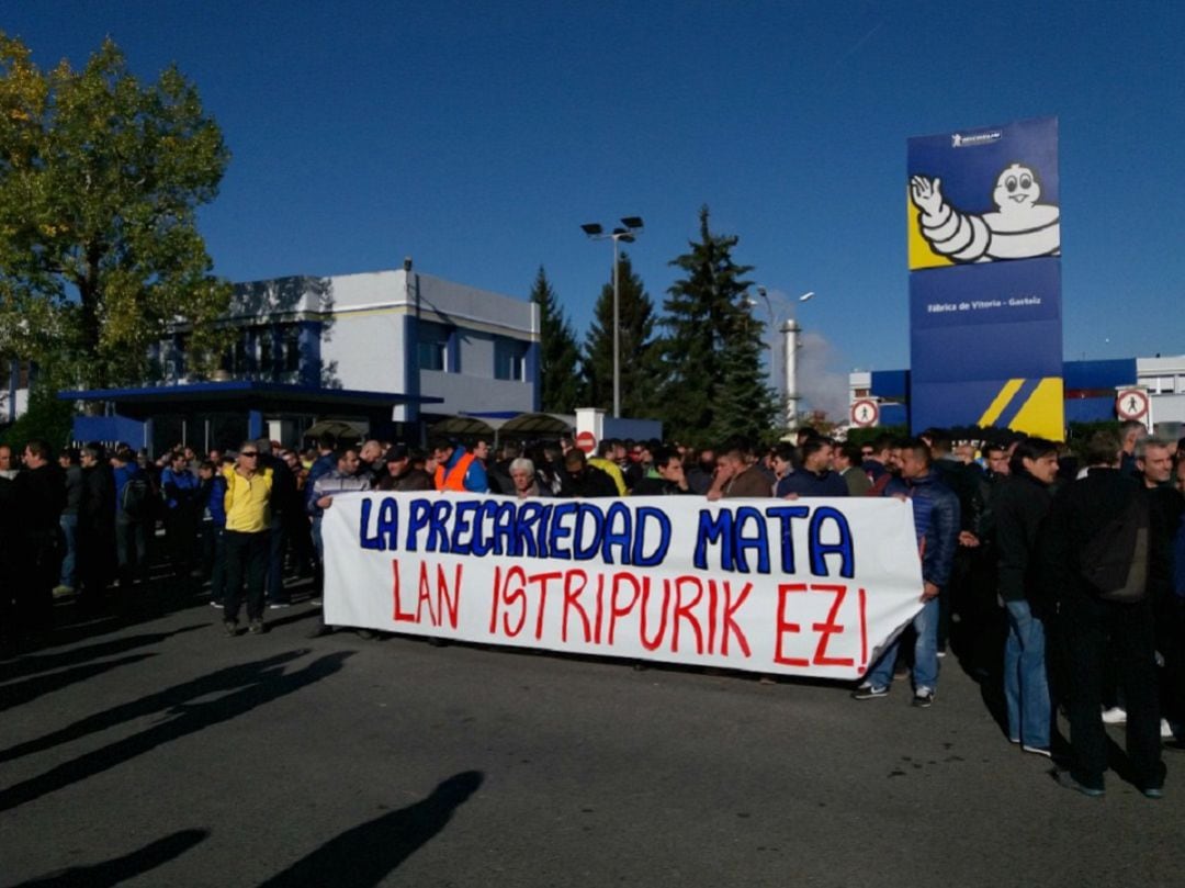 Trabajadores de Michelin protestan por la última muerte en la factoría vitoriana