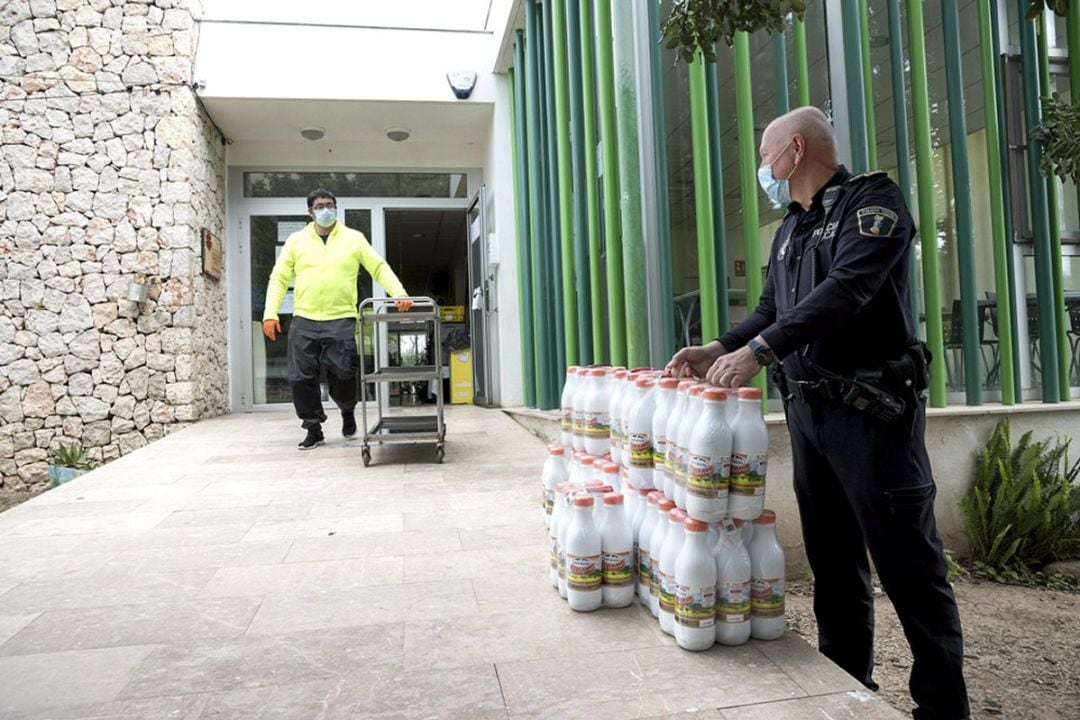 Donación de alimentos en el CAI de Cáritas Gandia 