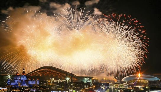 Un castillo de fuegos artificiales ilumina el cielo de Sochi durante la ceremonia de apertura de los Juegos Olímpicos de Invierno 2014.