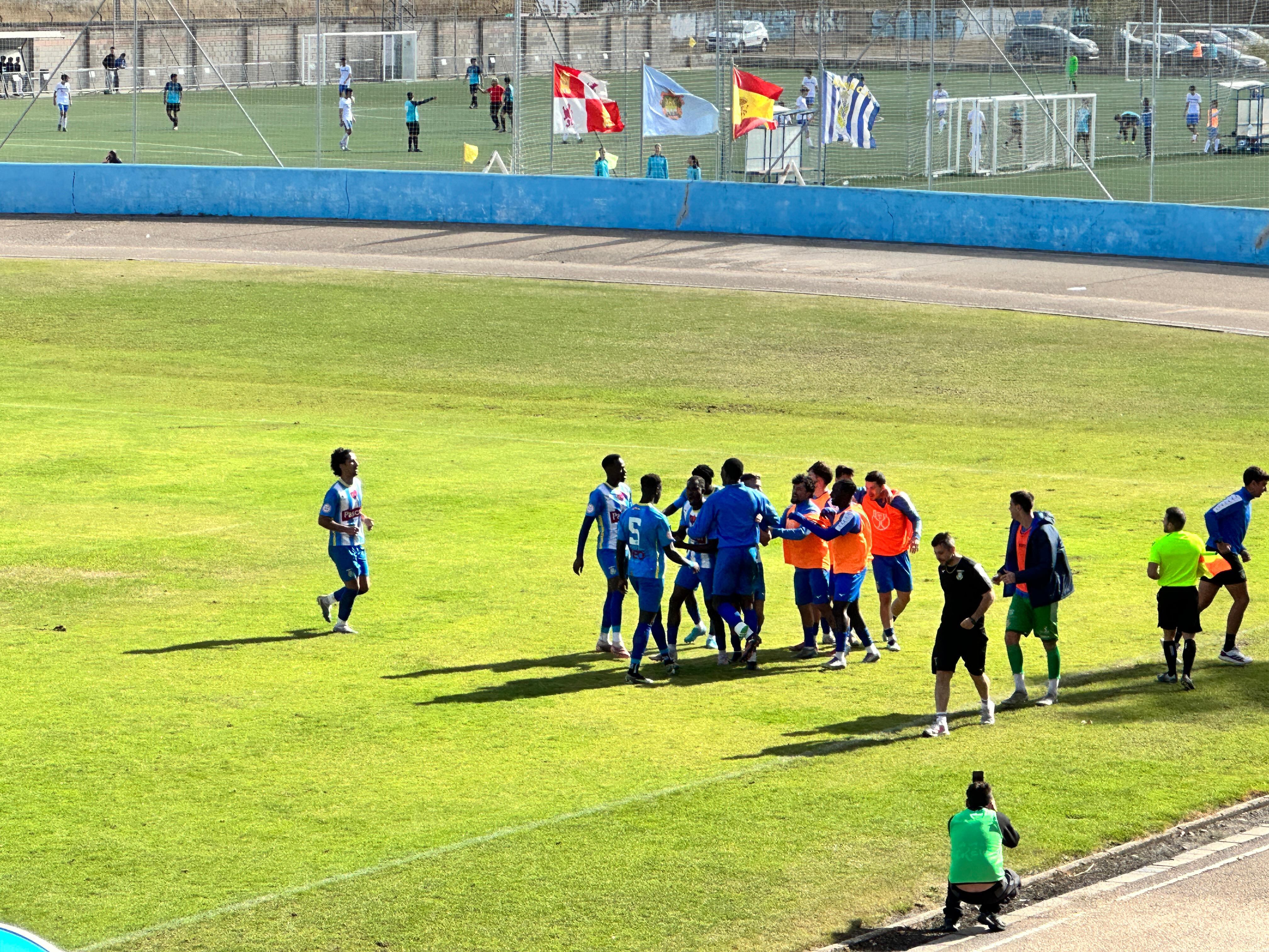 La Arandina celebra uno de los goles