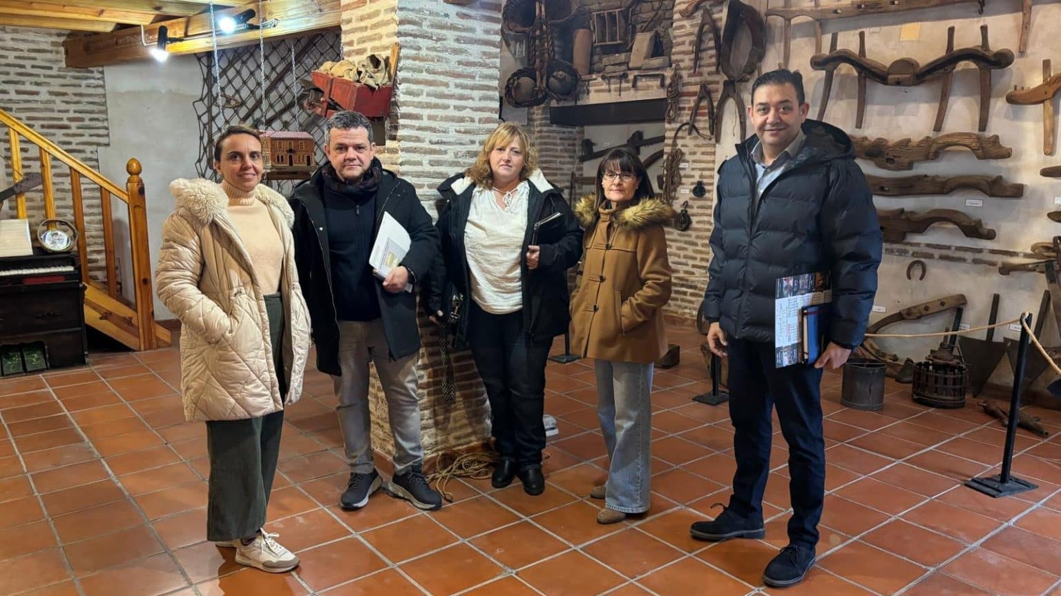 Primera reunión del alcalde de Fresno el Viejo, Luis Miguel Muñumer, y Sol San Martín, técnica de la Oficina de Turismo, con Pablo Coca y Esther Carmona investigadores