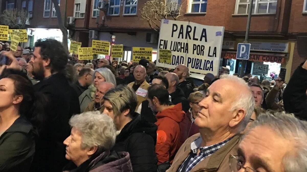 Rosa Torrenocha, doctora del centro de salud San Blas de Parla; y Juan Palero, enfermero del centro de salud Pintores, en la manifestación por la Sanidad Pública