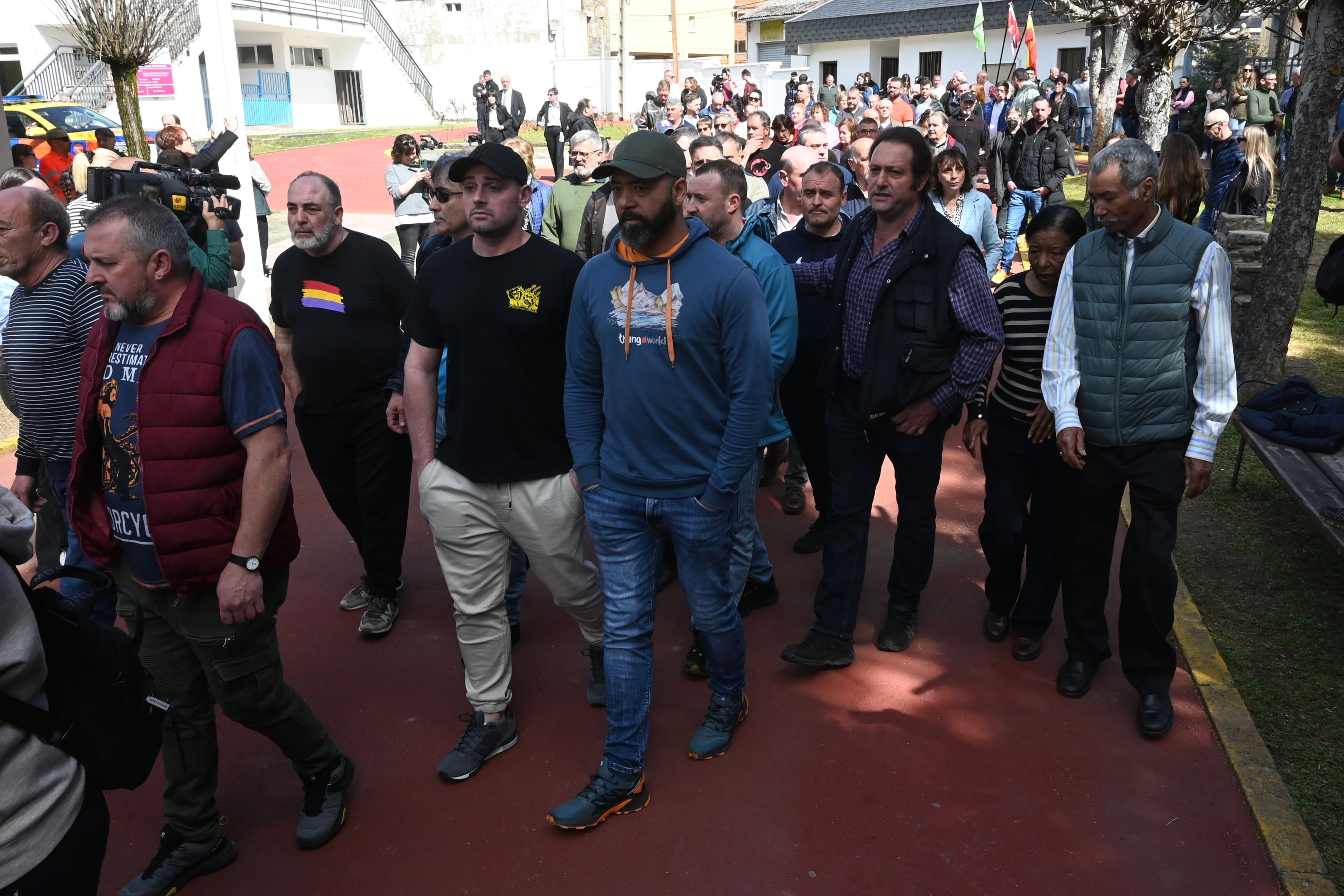 VILLABLINO (LEÓN) 01/04/2025.- Familiares y amigos asisten a la capilla ardiente este martes en el polideportivo municipal de Villablino (León) de cuatro de los cinco minero que ayer lunes perdieron la vida en la explosión en una mina de Cerredo (Asturias) . EFE/J.Casares
