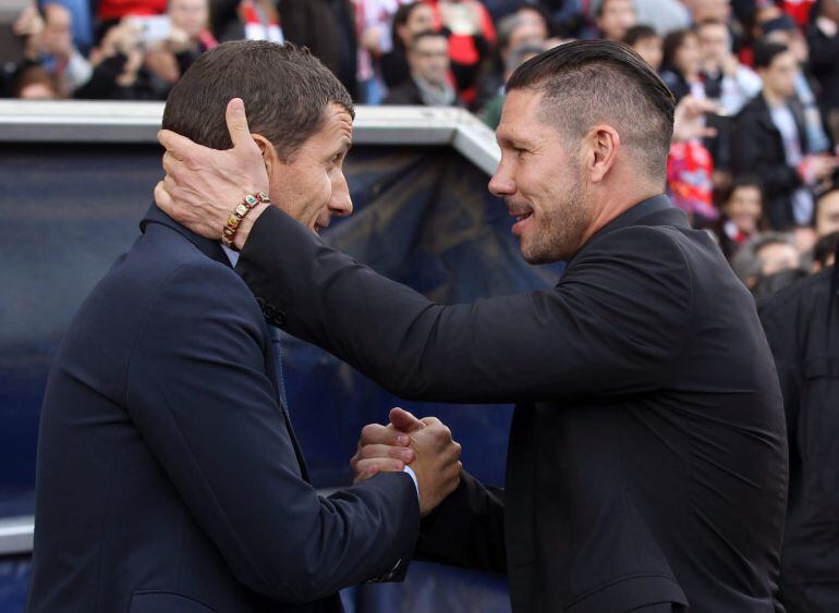 Javi Gracia saluda a Simeone antes del partido del sábado