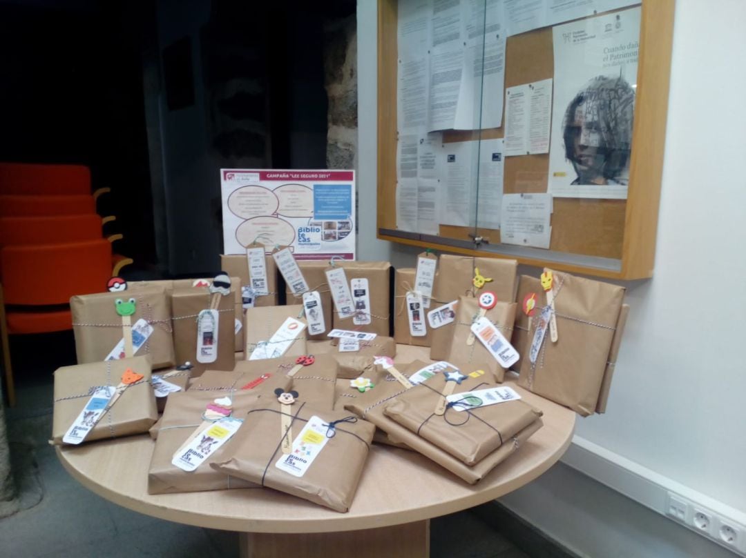 Mesa con los lotes de libros y los marcapáginas en la Biblioteca de la Posada de la Feria