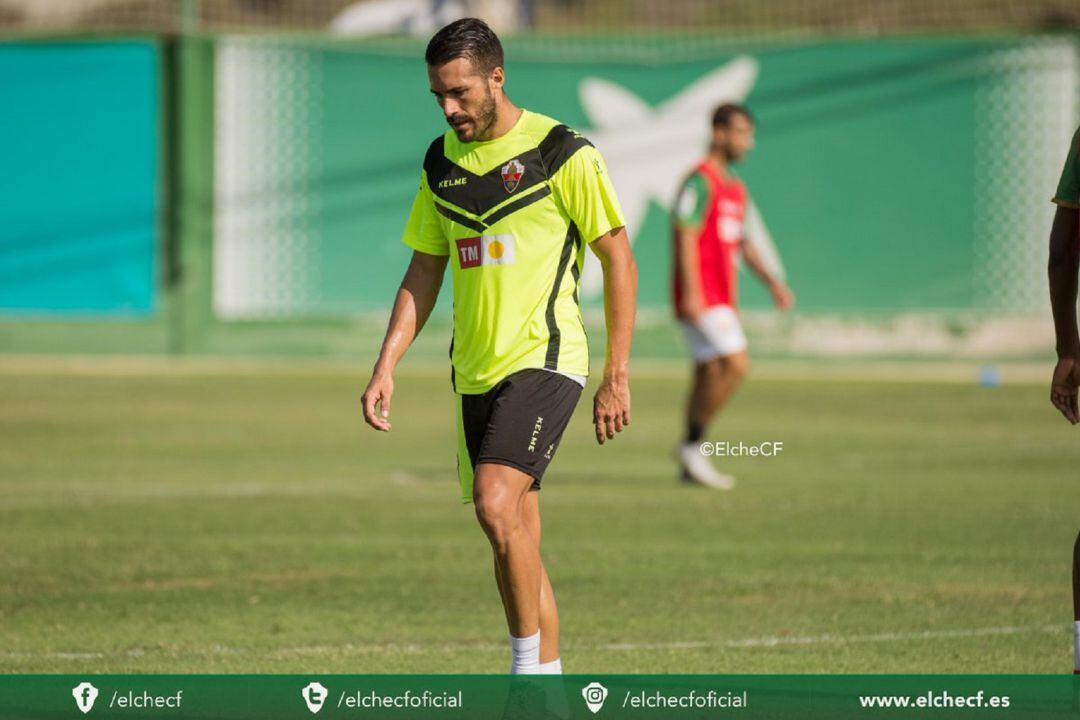 Xavi Torres en un entrenamiento con el Elche