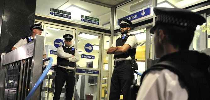 Miembros de la policía metropolitana patrullan la Corte de los Magistrados de Westminster