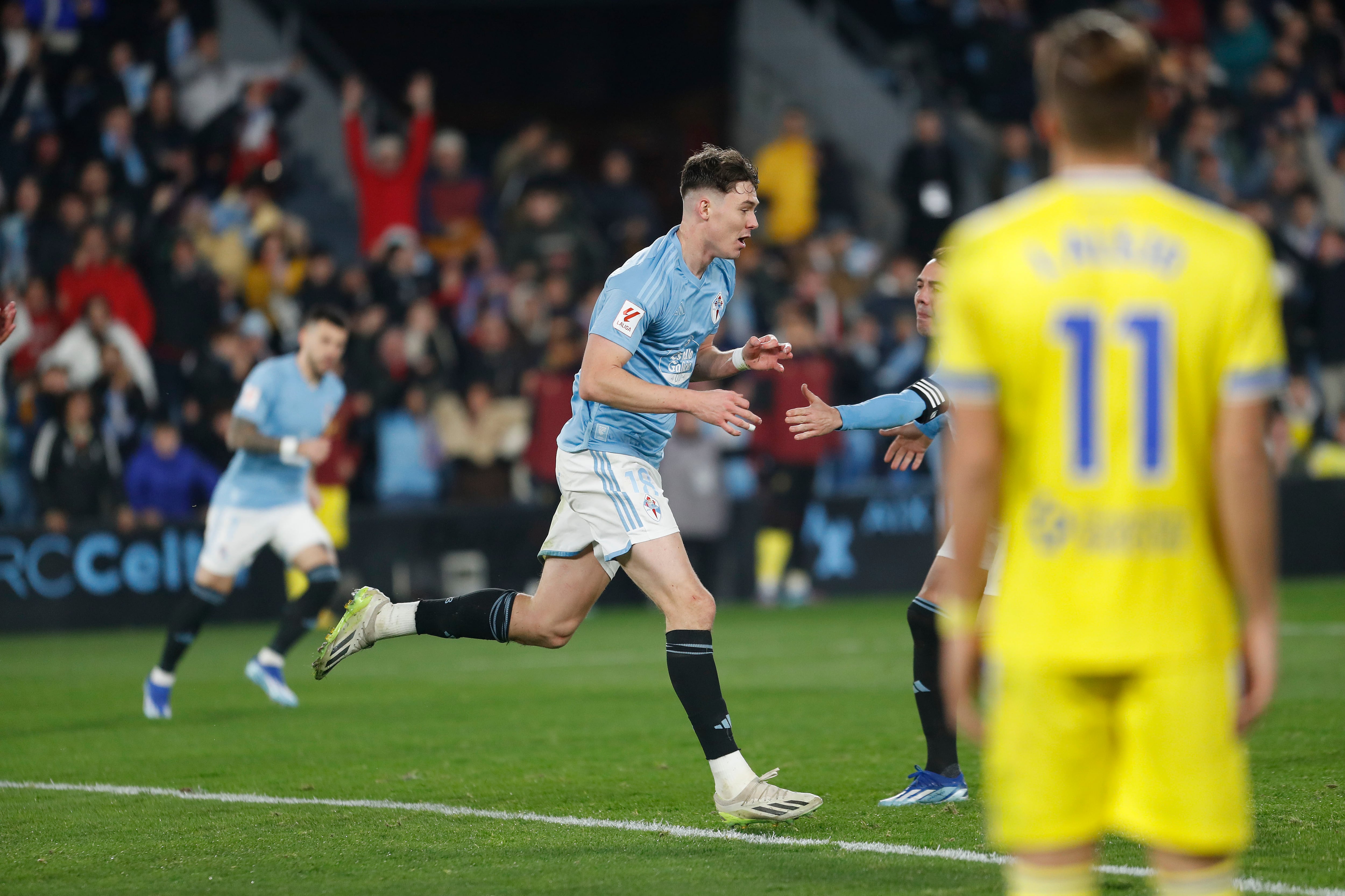 VIGO (PONTEVEDRA), 04/12/2023.- El delantero del Celta Jorgen Strand Larsen celebra tras marcar ante el Cádiz, durante el parido de Liga en Primera División que Celta de Vigo y Cádiz CF disputan hoy lunes en el estadio de Balaídos, en Vigo. EFE/Salvador Sas
