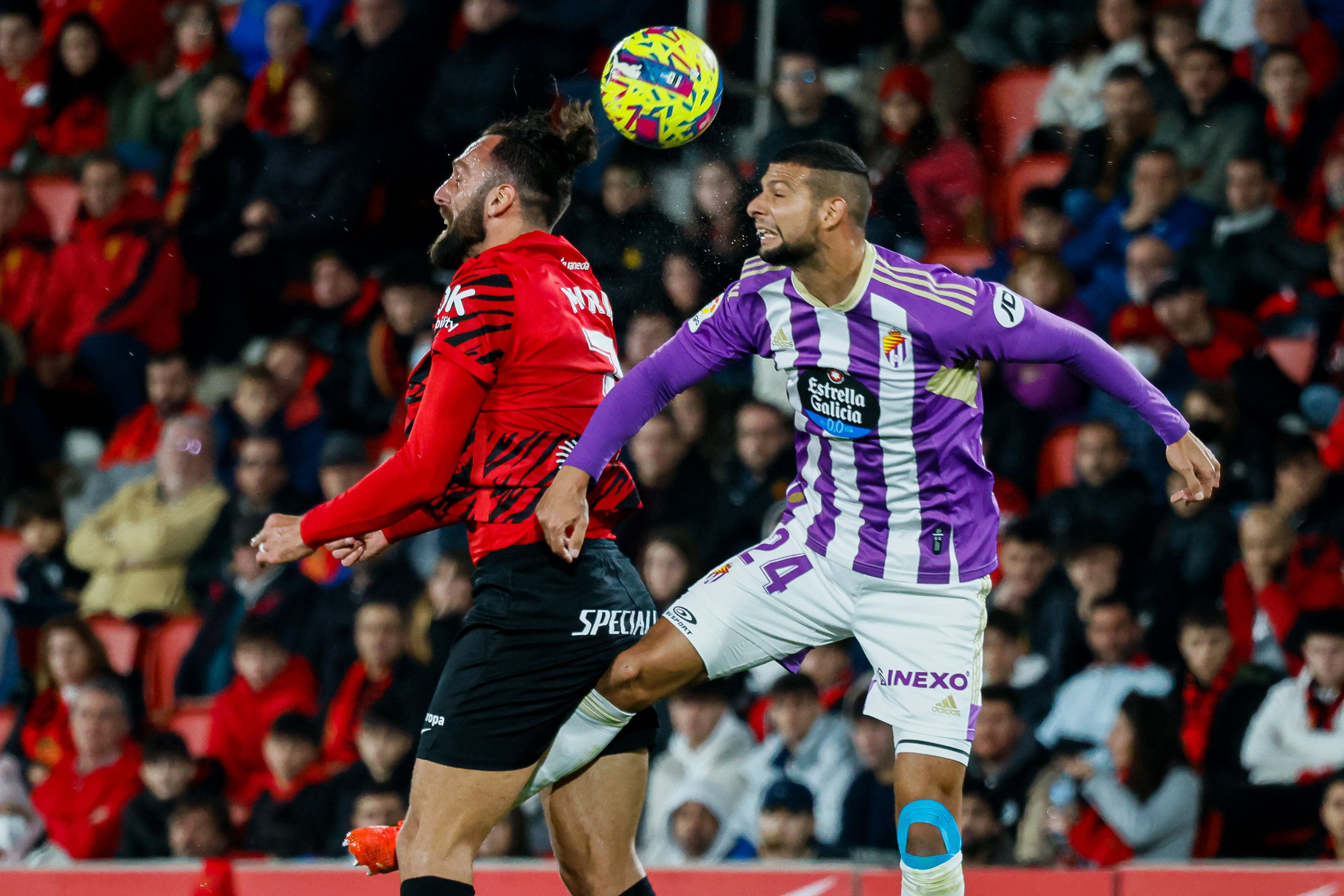 PALMA DE MALLORCA, 07/01/2023. Eldefensa del Valladolid Joaquín (d) cabecea el balón junto al delantero del Mallorca Muriqui, durante el encuentro correspondiente a la jornada 16 de primera división que disputan hoy sábado en el estadio de Son Moix, en Palma de Mallorca. EFE / Cati Cladera.
